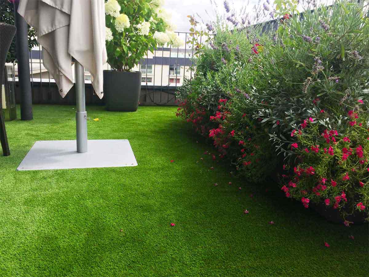 Kunstrasen für den Balkon kaufen Golden Green Kunstrasen